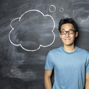 jeune homme choisit son séjour linguistique