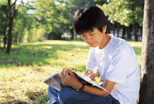 adolescent qui apprend une langue